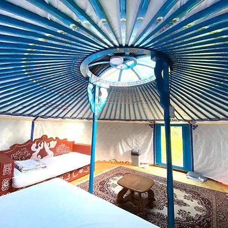 Hotel Mongolian Yurt Camp Cesky Sternberk Exterior foto